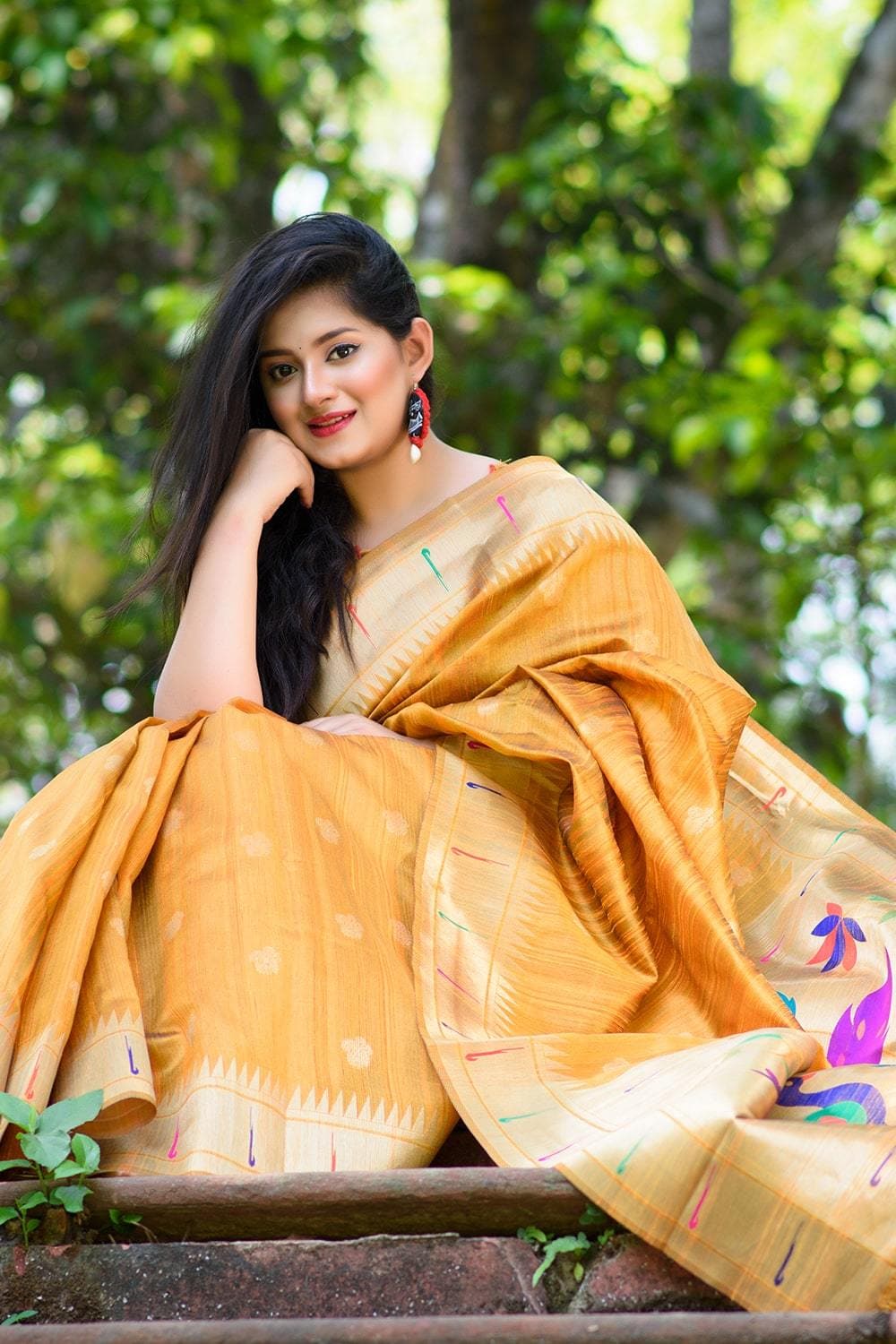 How to give a pose for photos in a saree - Quora